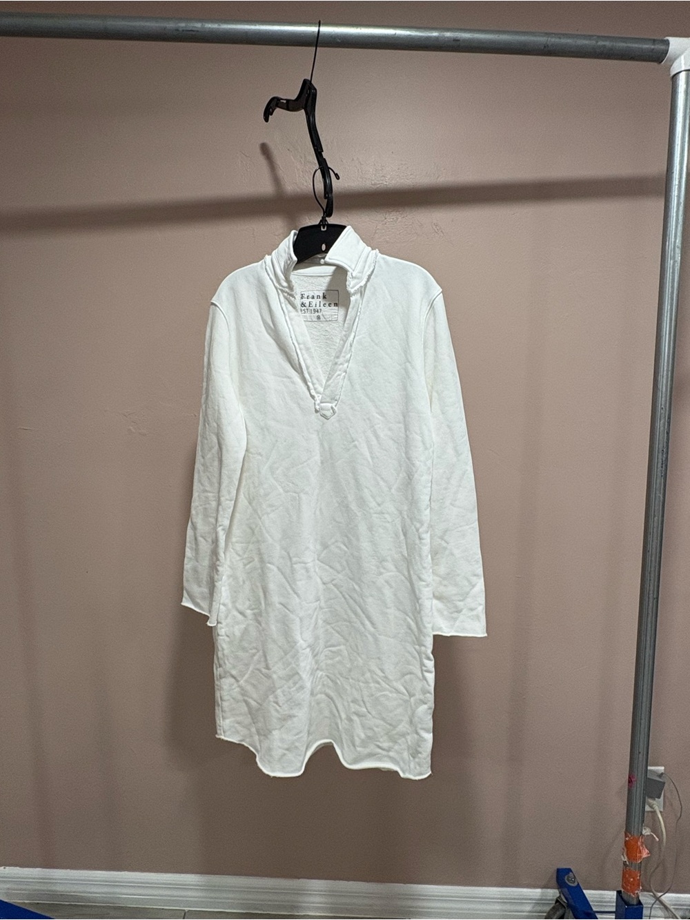 Box #1 Frank & Eileen Nicole Henley
Dress Fleece White

Size Medium